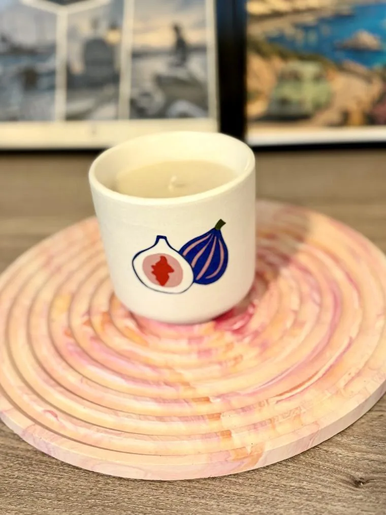 Spirale rose sous une bougie.
